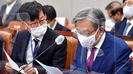 노영민(오른쪽) 대통령 비서실장과 김상조 정책실장이 4일 열린 국회운영위원회의 청와대 대통령비서실·국가안보실·대통령경호처에 대한 국정감사에서 대화를 하고 있다. <연합뉴스>